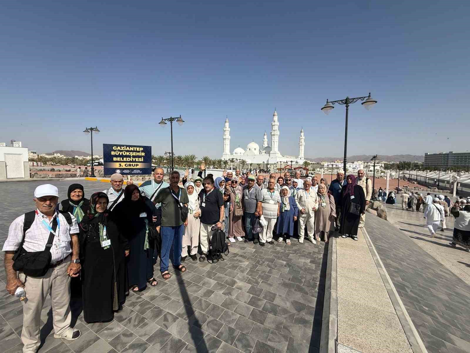 41 yıllık evli ulu çınarların kutsal yolculuğu’nun Medine bölümü tamamlandı