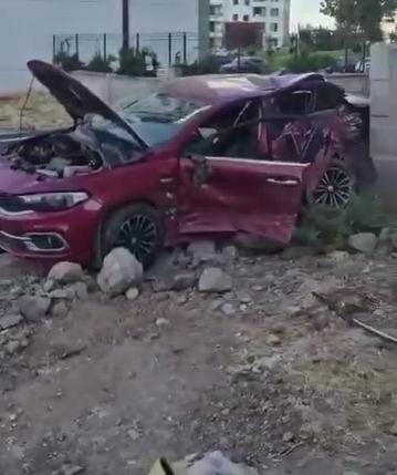 Araçlar hurdaya döndü, 2 kişi yaralandı