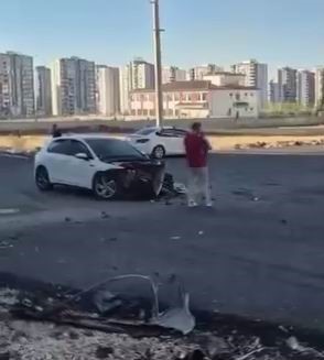 Ara&ccedil;lar hurdaya d&ouml;nd&uuml;, 2 kişi yaralandı
