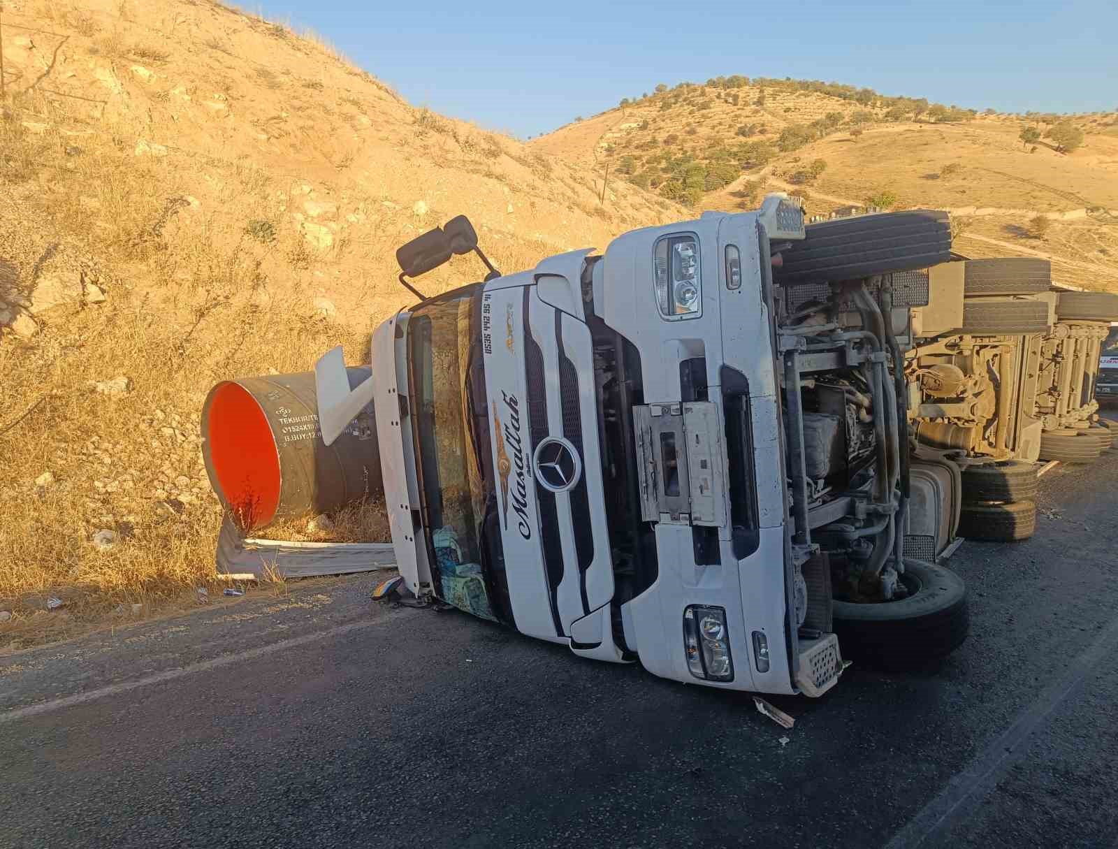 Virajı alamayan tır devrildi
