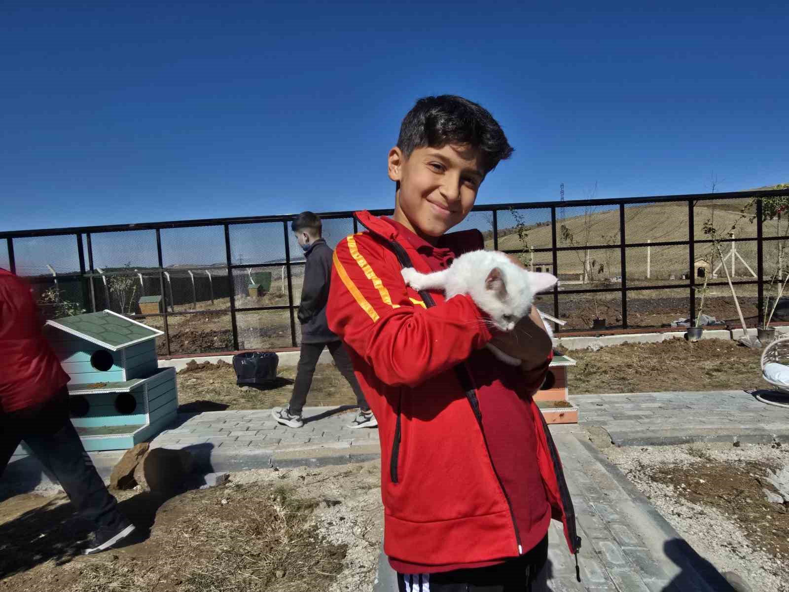 Hayvanları Koruma Günü’nde Evcil Köy’de patili dostlarla buluştular