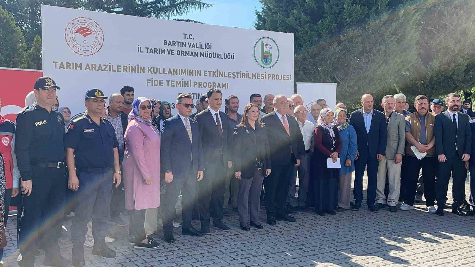 Bartın’da çiftçilere 300 bin sebze fidesi dağıtıldı