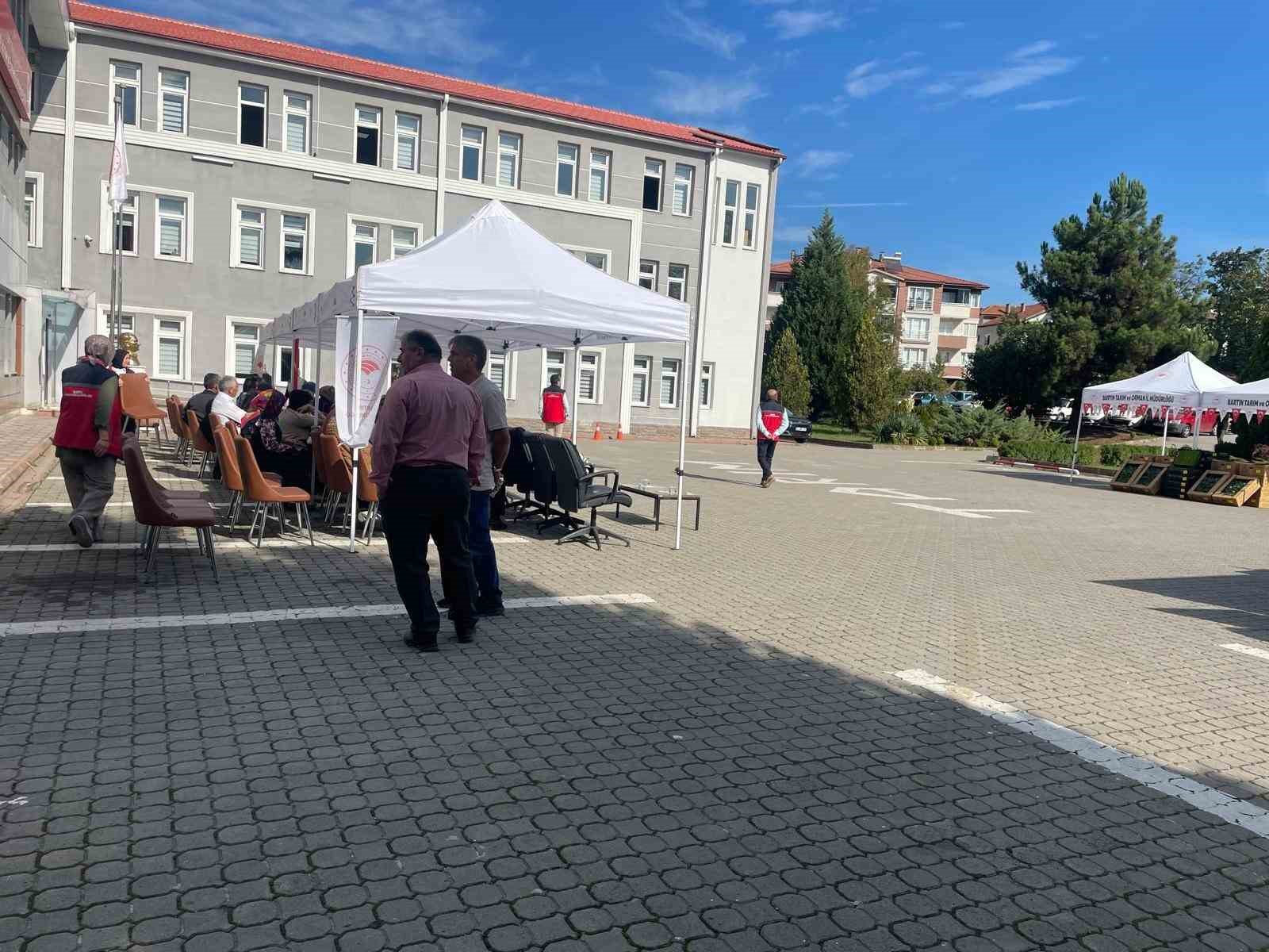 Bartın’da çiftçilere 300 bin sebze fidesi dağıtıldı