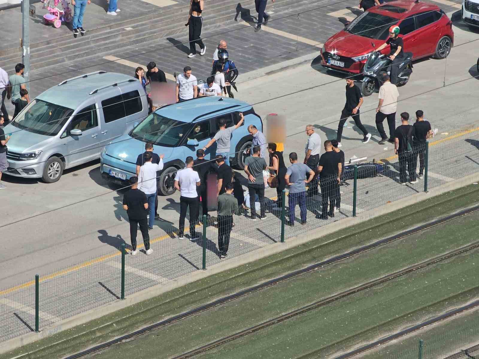 Yolun karşı tarafına geçmeye çalışan kadına motosiklet çarptı