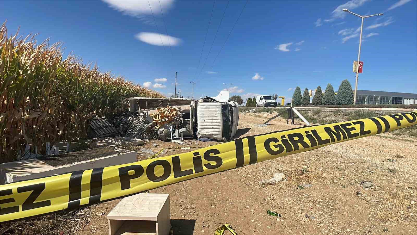 Karaman’da kamyonet yol kenarına devrildi: 2 yaralı