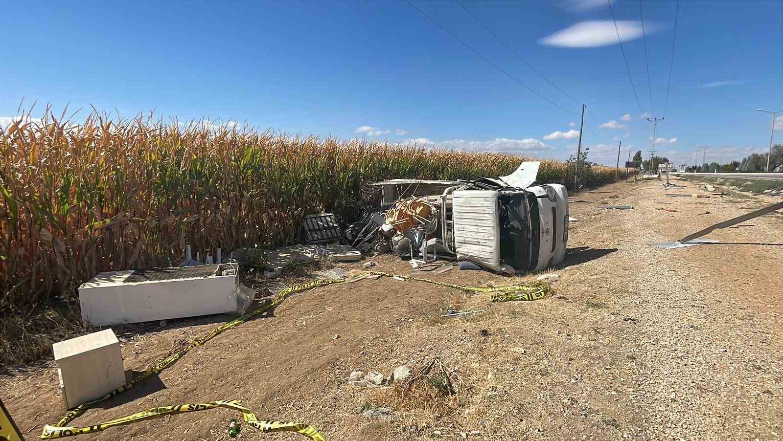 Karaman&rsquo;da kamyonet yol kenarına devrildi: 2 yaralı
