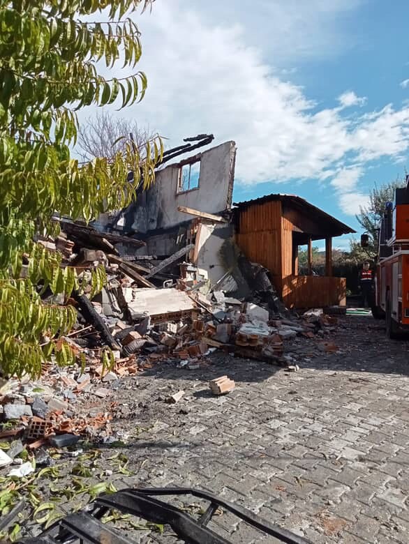 Bolu&rsquo;da 2 katlı ev k&uuml;le d&ouml;nd&uuml;
