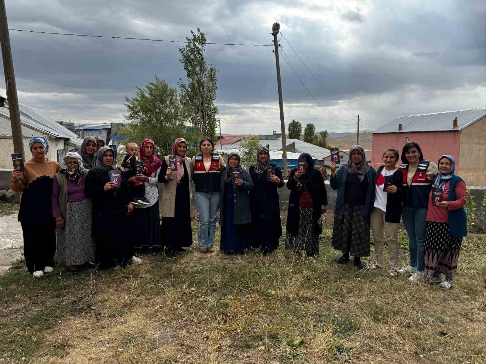 Kars’ta jandarma kadınları KADES hakkında bilgilendiriyor