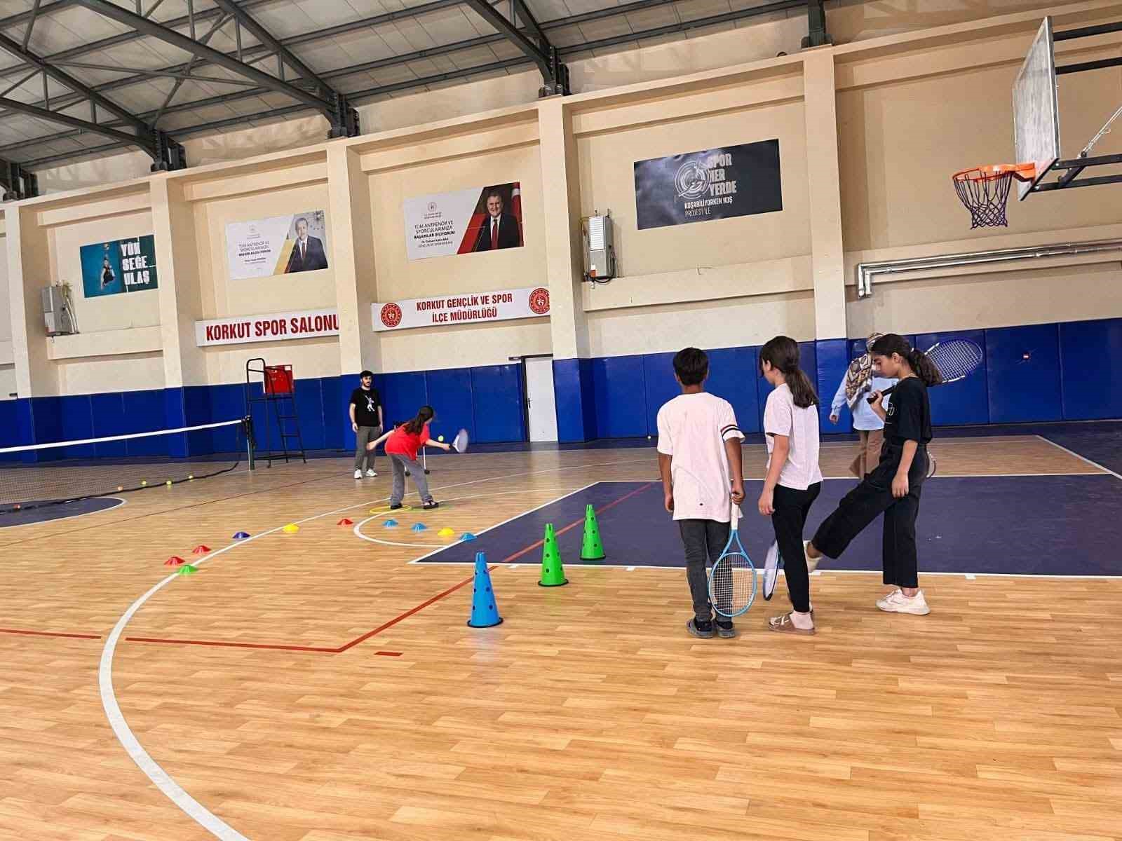 Korkut&rsquo;ta tenis antrenmanları s&uuml;r&uuml;yor
