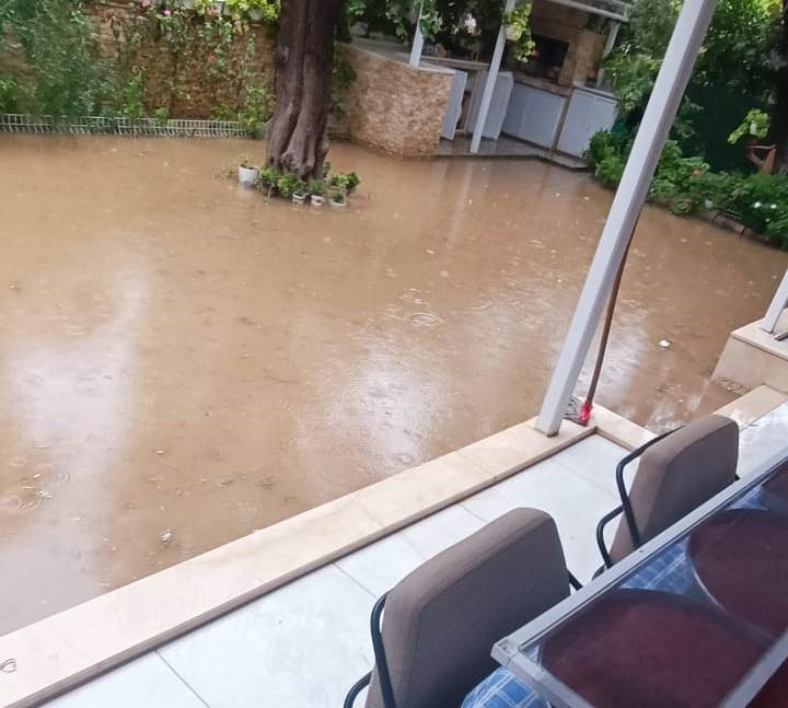 Edremit Körfezi ilçelerinde sağanak yağış sonrası su baskınları