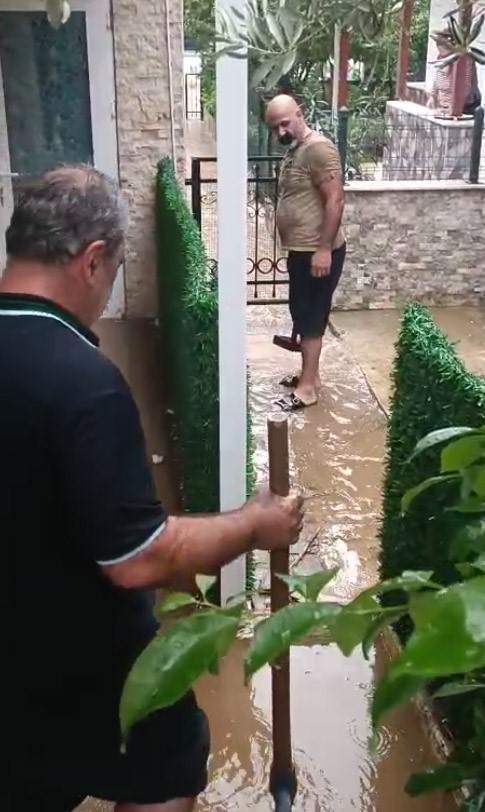 Edremit K&ouml;rfezi il&ccedil;elerinde sağanak yağış sonrası su baskınları
