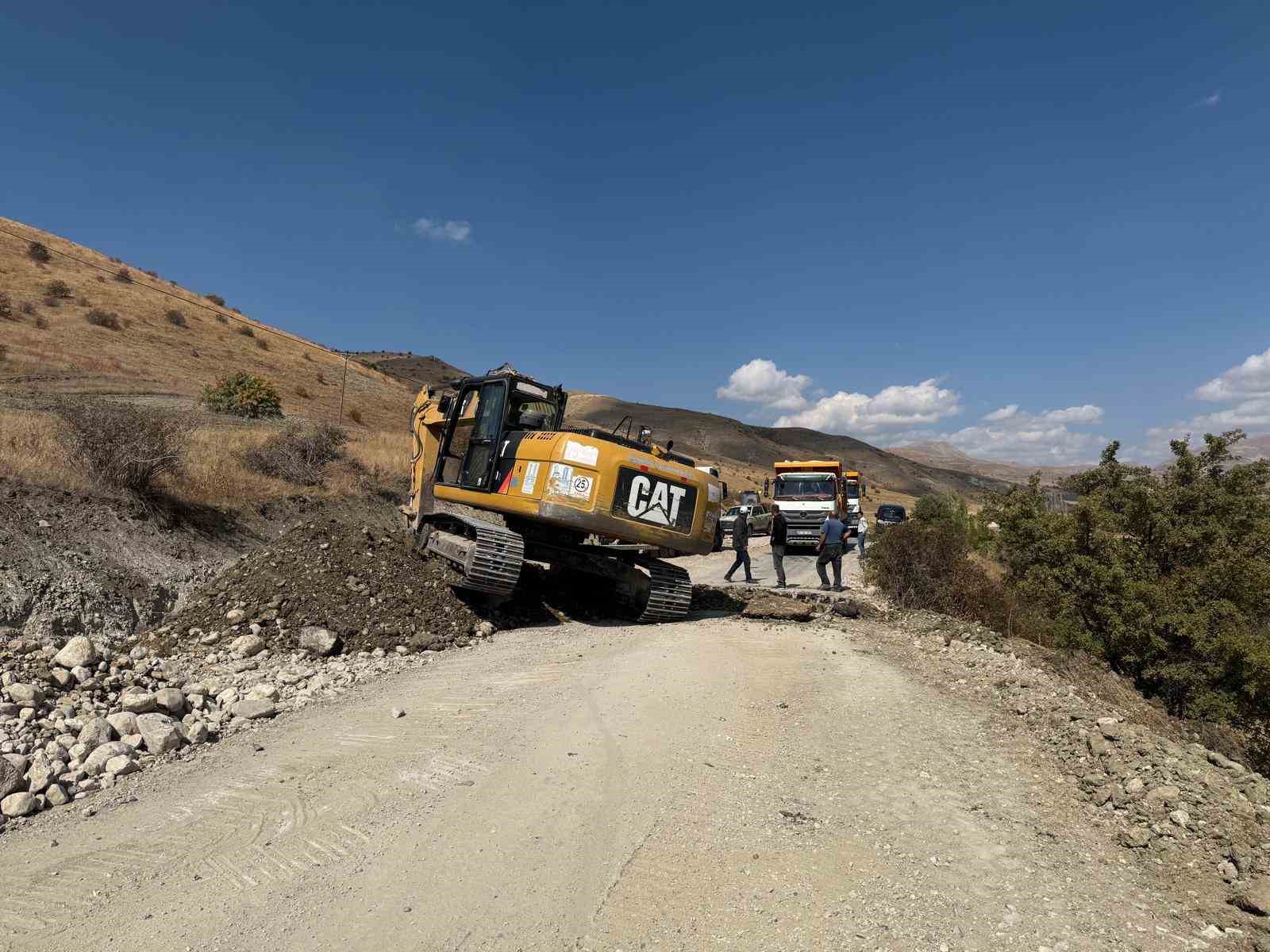 B&uuml;y&uuml;kşehir Belediyesi ekipleri kış &ouml;ncesi mahalle k&ouml;y yolları i&ccedil;in seferber oldu
