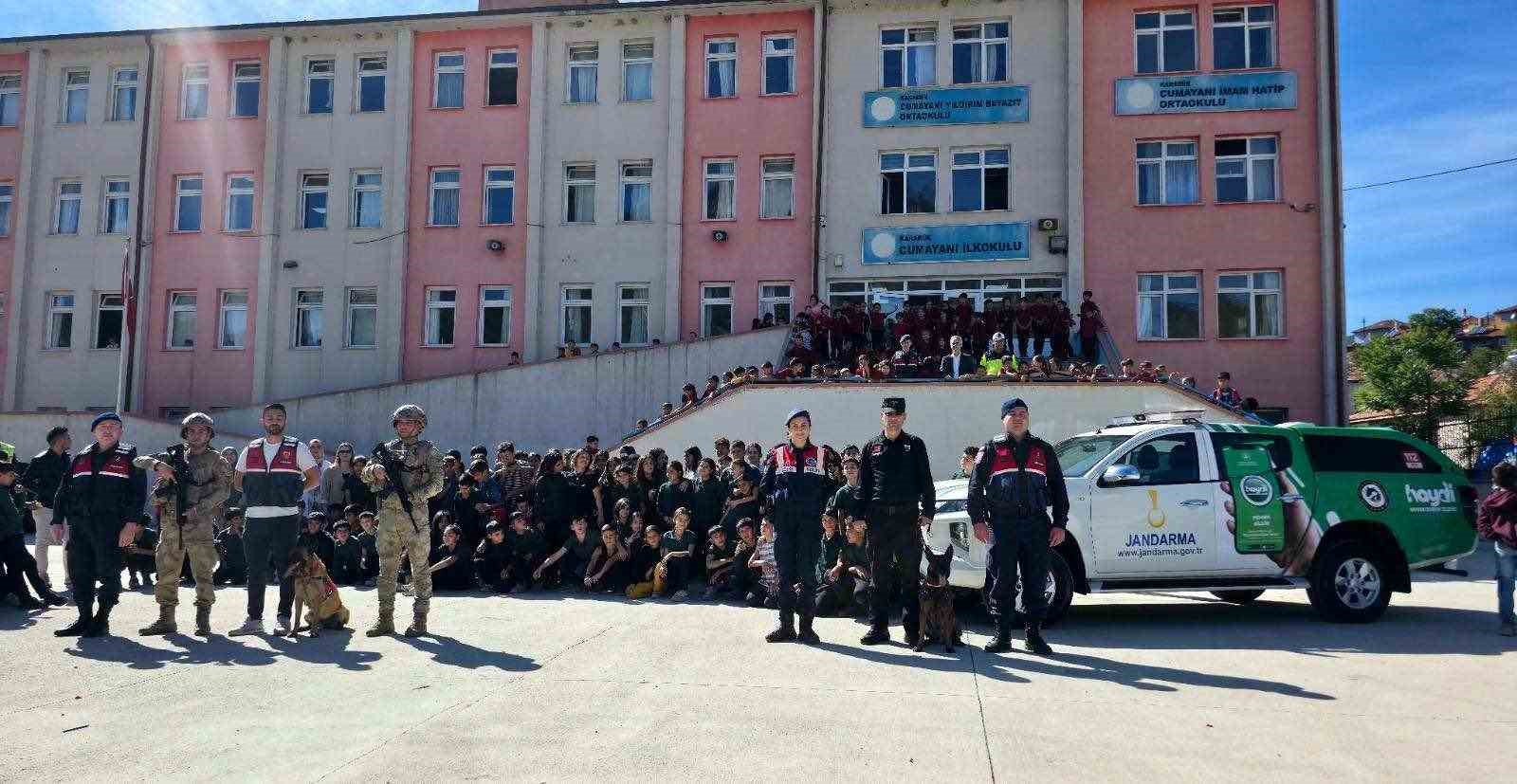 Karabük Jandarmasından öğrencilere hayvan sevgisi eğitimi