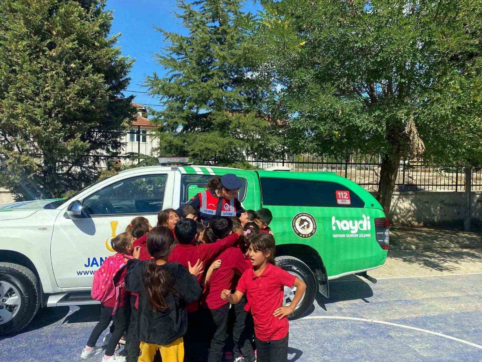 Karab&uuml;k Jandarmasından &ouml;ğrencilere hayvan sevgisi eğitimi
