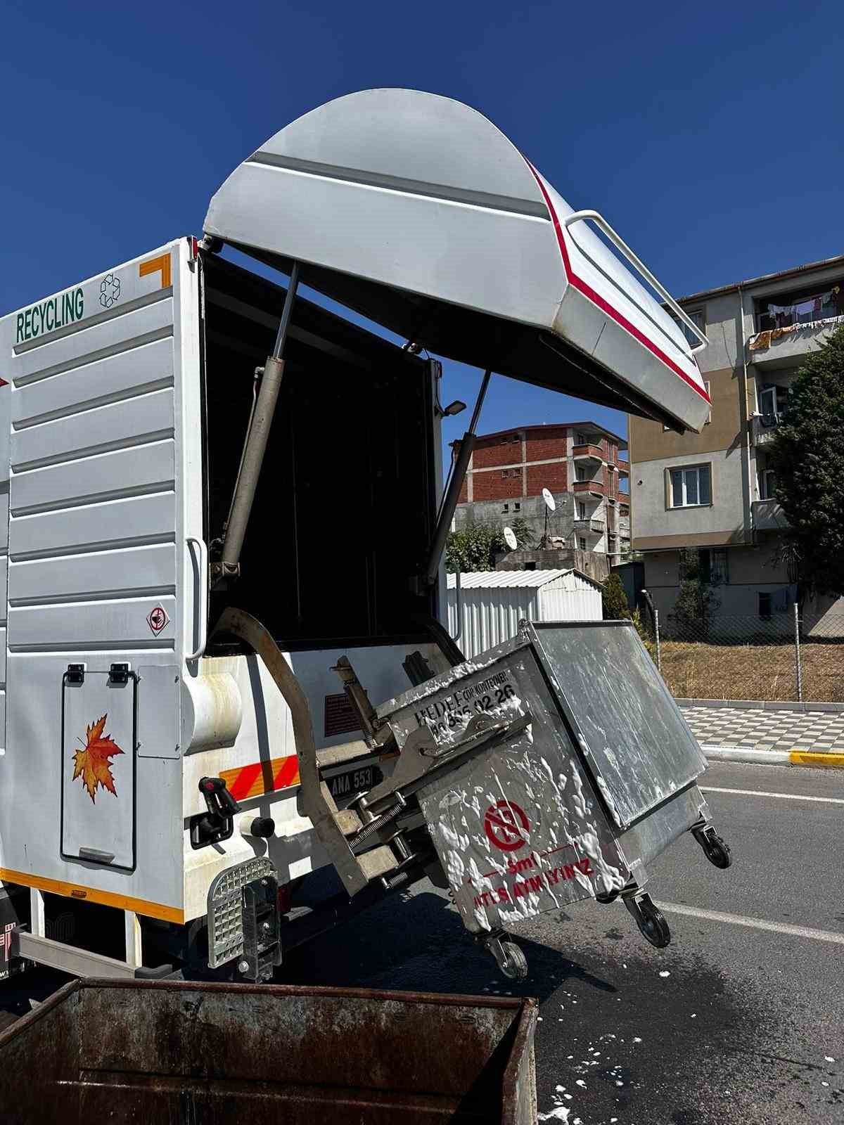 Dilovası&rsquo;nda &ccedil;&ouml;p konteynerleri dezenfekte ediliyor
