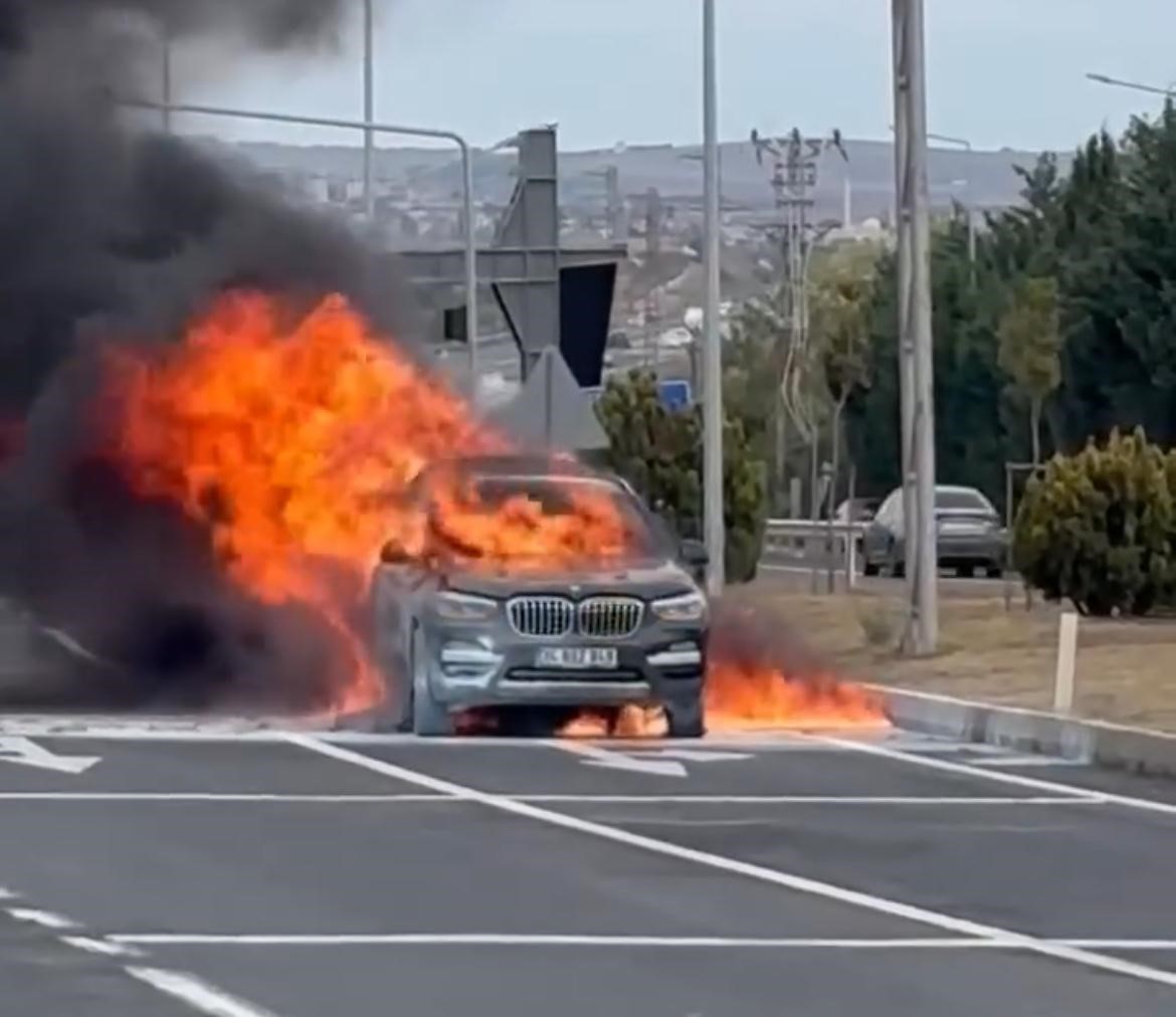 İstanbul yolunda korku dolu anlar: Lüks otomobil alev topuna döndü