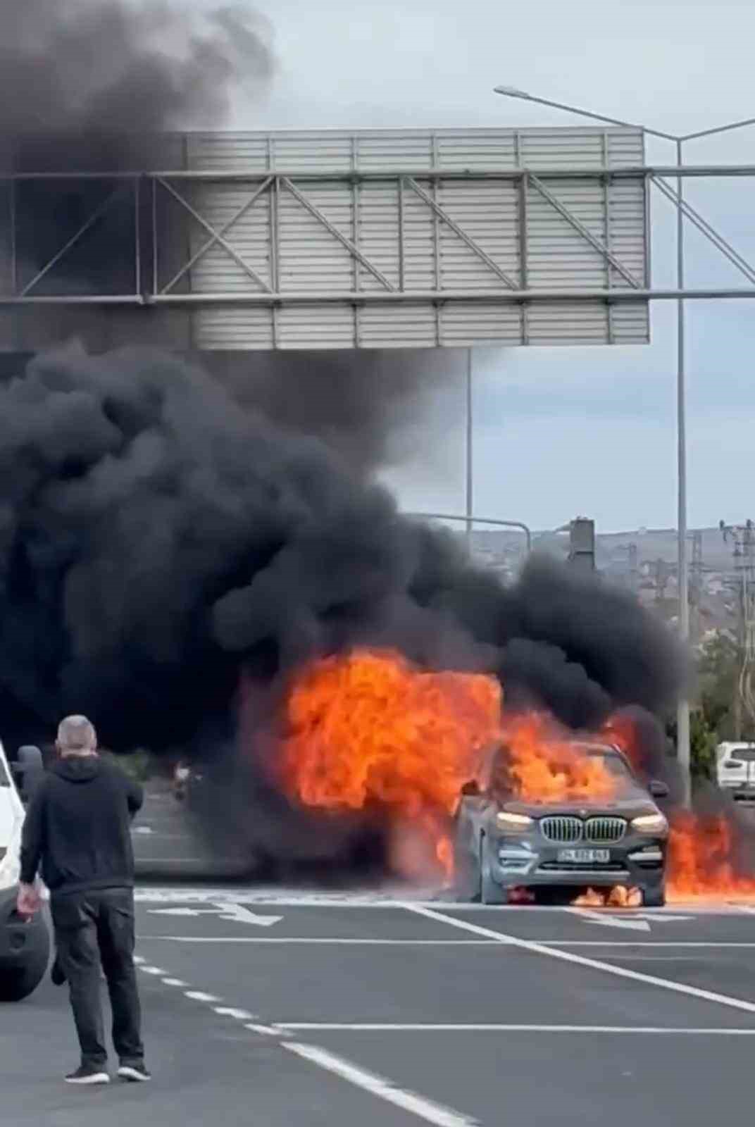 İstanbul yolunda korku dolu anlar: L&uuml;ks otomobil alev topuna d&ouml;nd&uuml;
