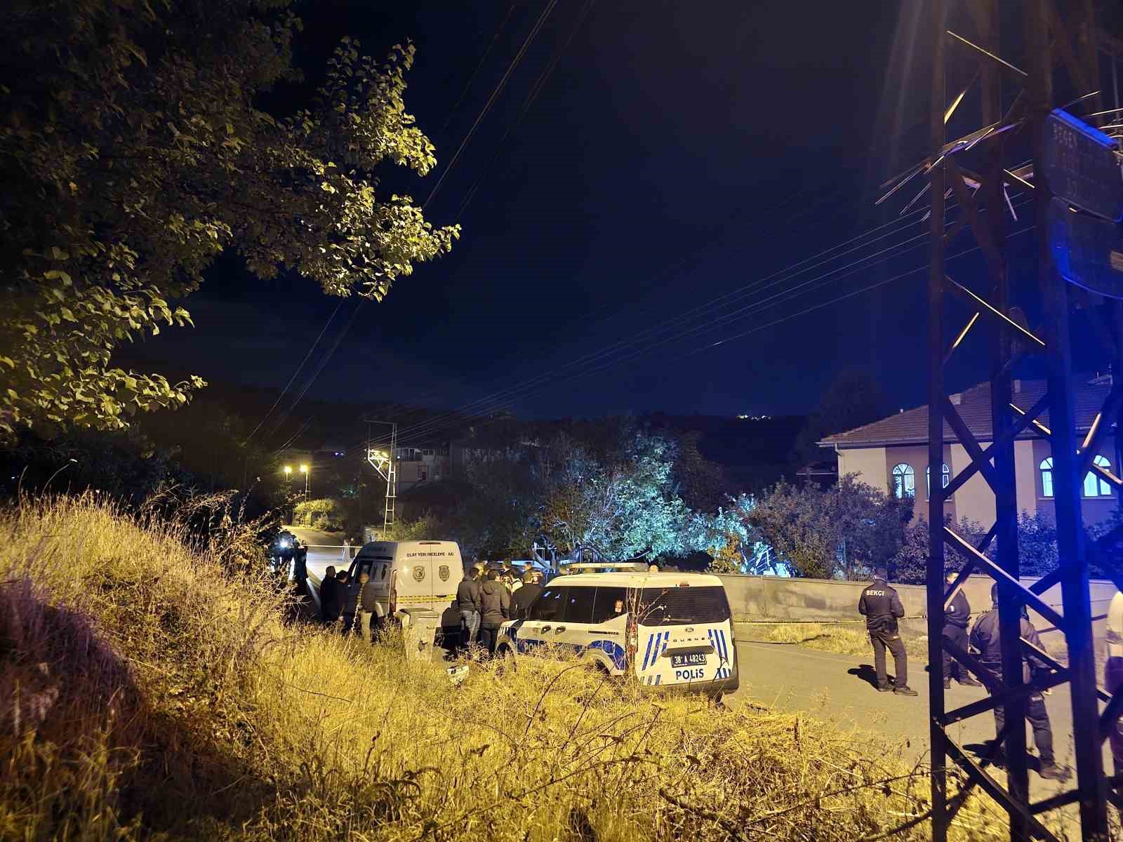 Cami &ccedil;ıkışında evlerinin &ouml;n&uuml;nde &ouml;ld&uuml;r&uuml;len karı-koca toprağa verildi
