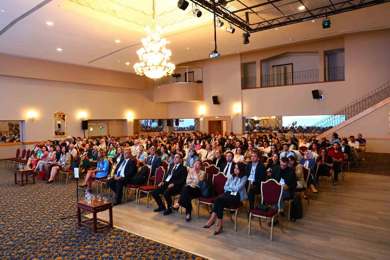 Elazığ&rsquo;da g&ouml;z sağlığı sempozyumu: T&uuml;rkiye&rsquo;nin d&ouml;rt bir yanından 300 hekim katıldı
