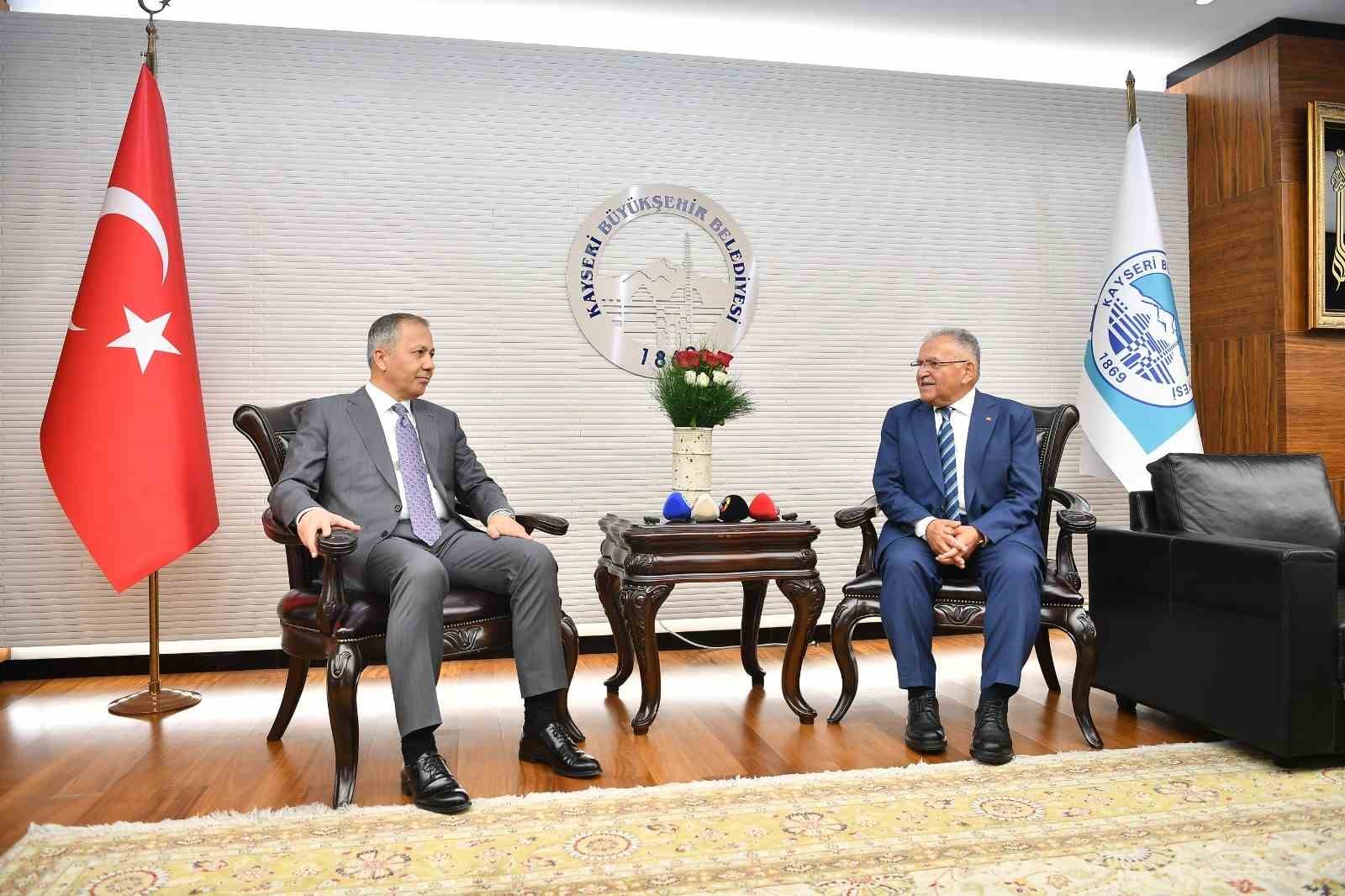 Bakan Yerlikaya’dan Başkan Büyükkılıç’a ‘örnek belediyecilik’ övgüsü