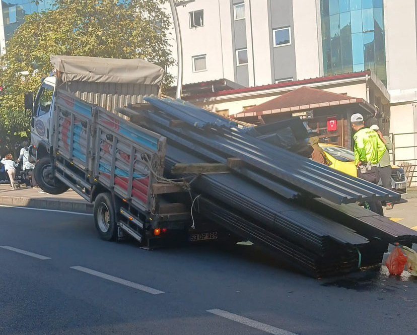 Rize’de seyir halindeki kamyon şaha kalktı
