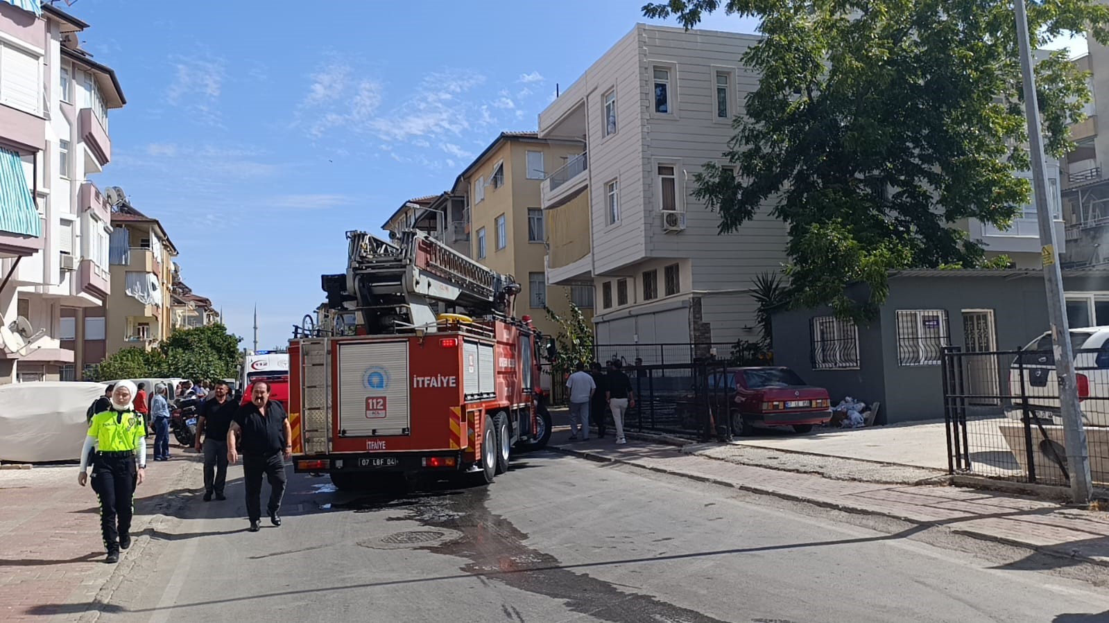 Yangında telef olduğu sanılan kedi dolabın arkasında saklanırken bulundu