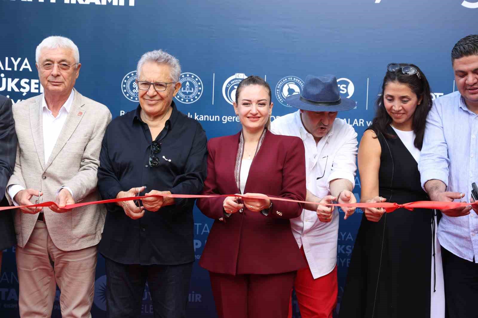 15. Antalya Kitap Fuarı kapılarını açtı