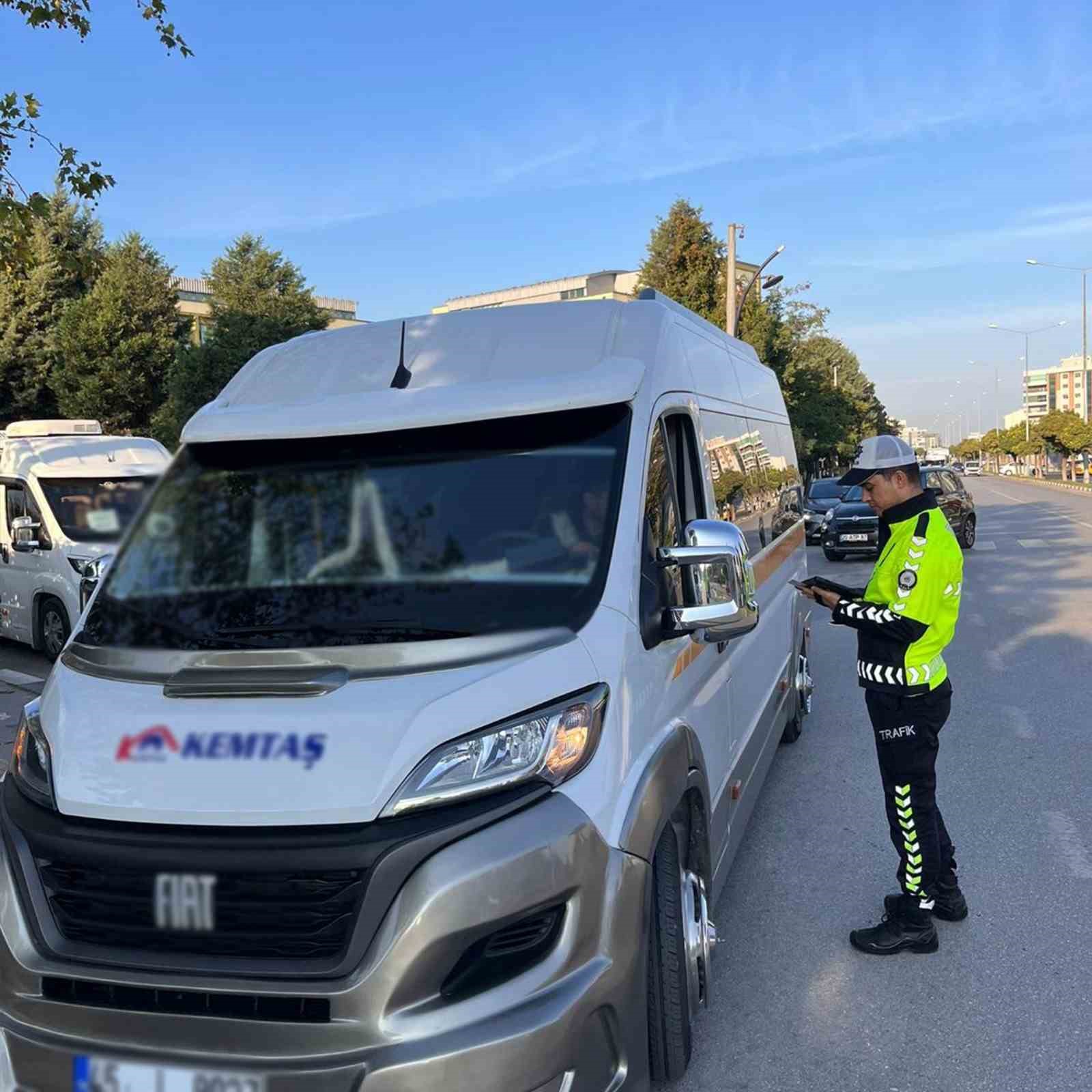 Manisa&rsquo;da okul servis ara&ccedil;larına sıkı denetim

