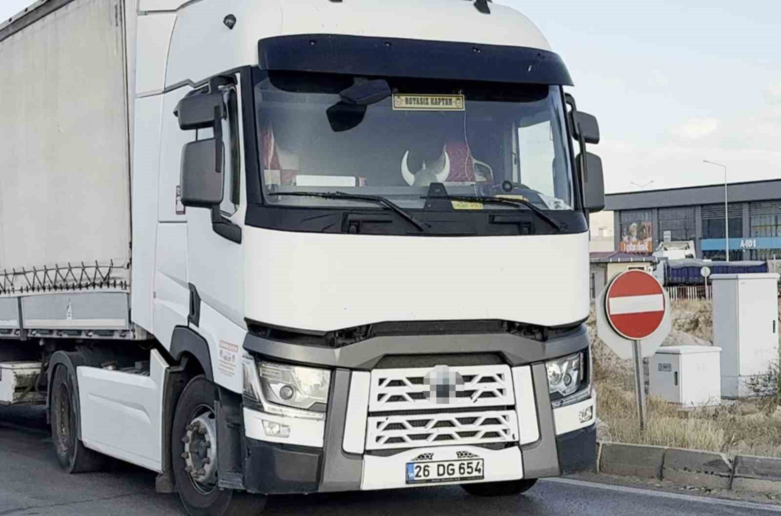 Aksaray&rsquo;da otomobil ile tır &ccedil;arpıştı: 3 yaralı
