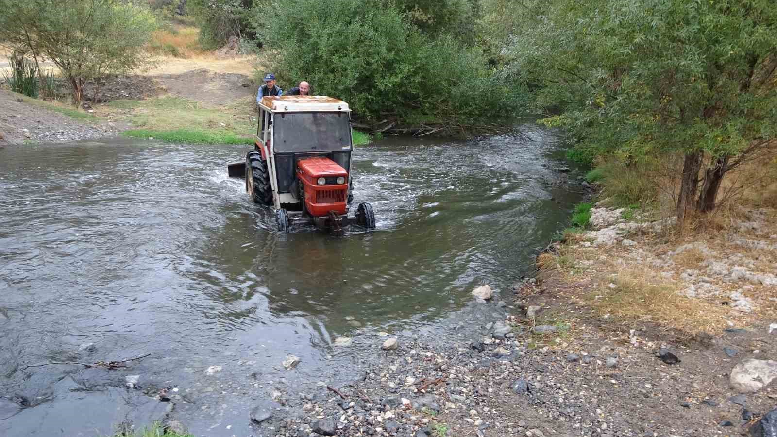K&uuml;tahya&rsquo;da k&ouml;y sakinleri k&ouml;pr&uuml; istiyor

