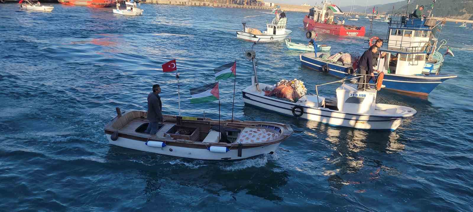 Karadeniz’e açılan balıkçılardan Filistin’e özgürlük çağrısı