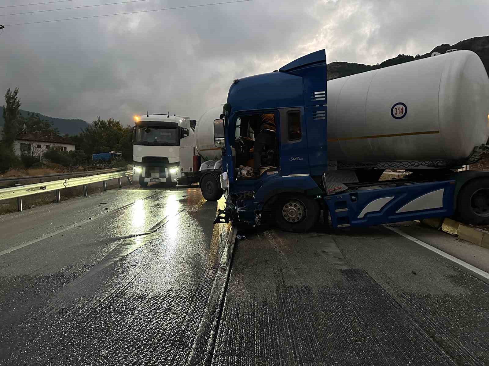 Burdur’da makaslayan tır nedeniyle yol kapandı