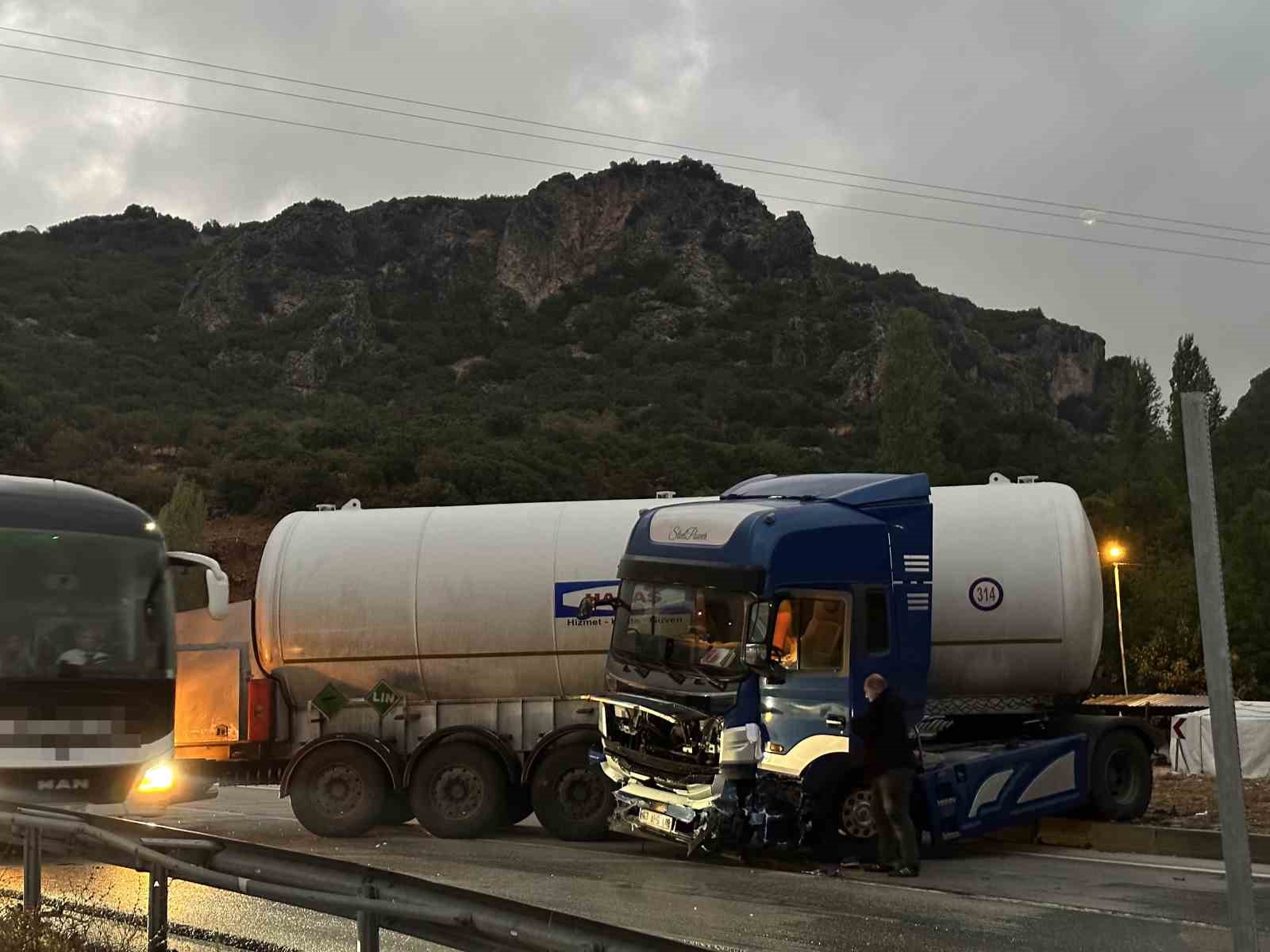 Burdur&rsquo;da makaslayan tır nedeniyle yol kapandı
