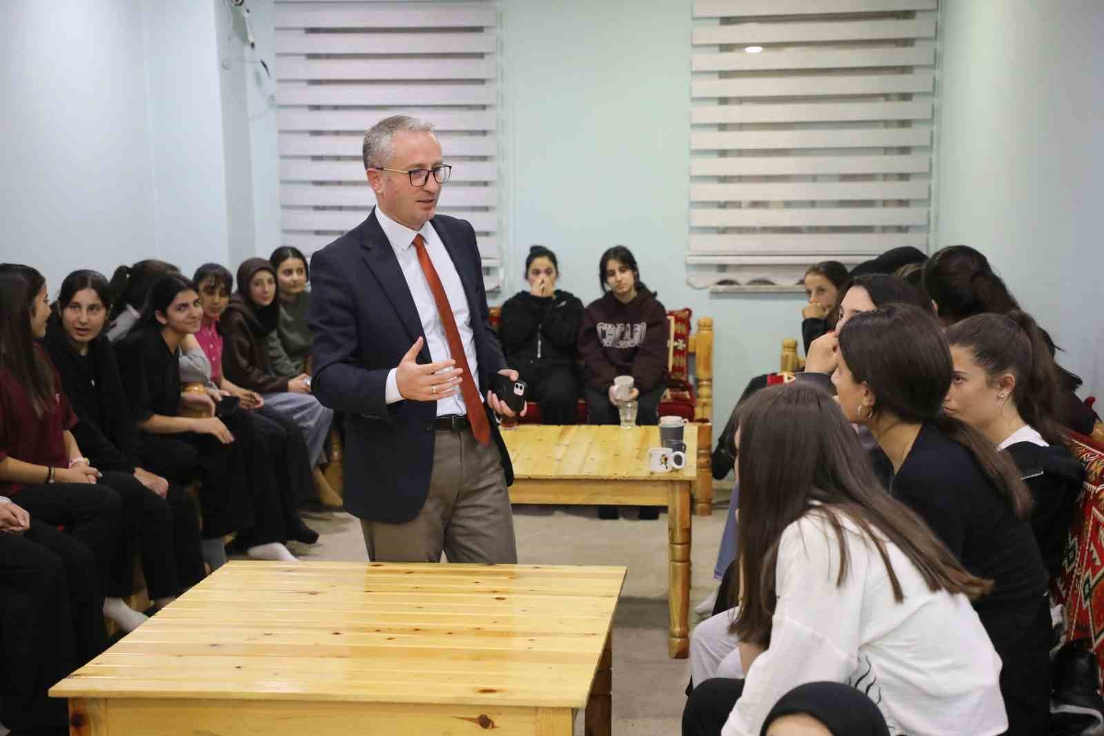 Ağrı Milli Eğitim M&uuml;d&uuml;r&uuml; K&ouml;krek, &ouml;ğrencilerle bir araya geldi
