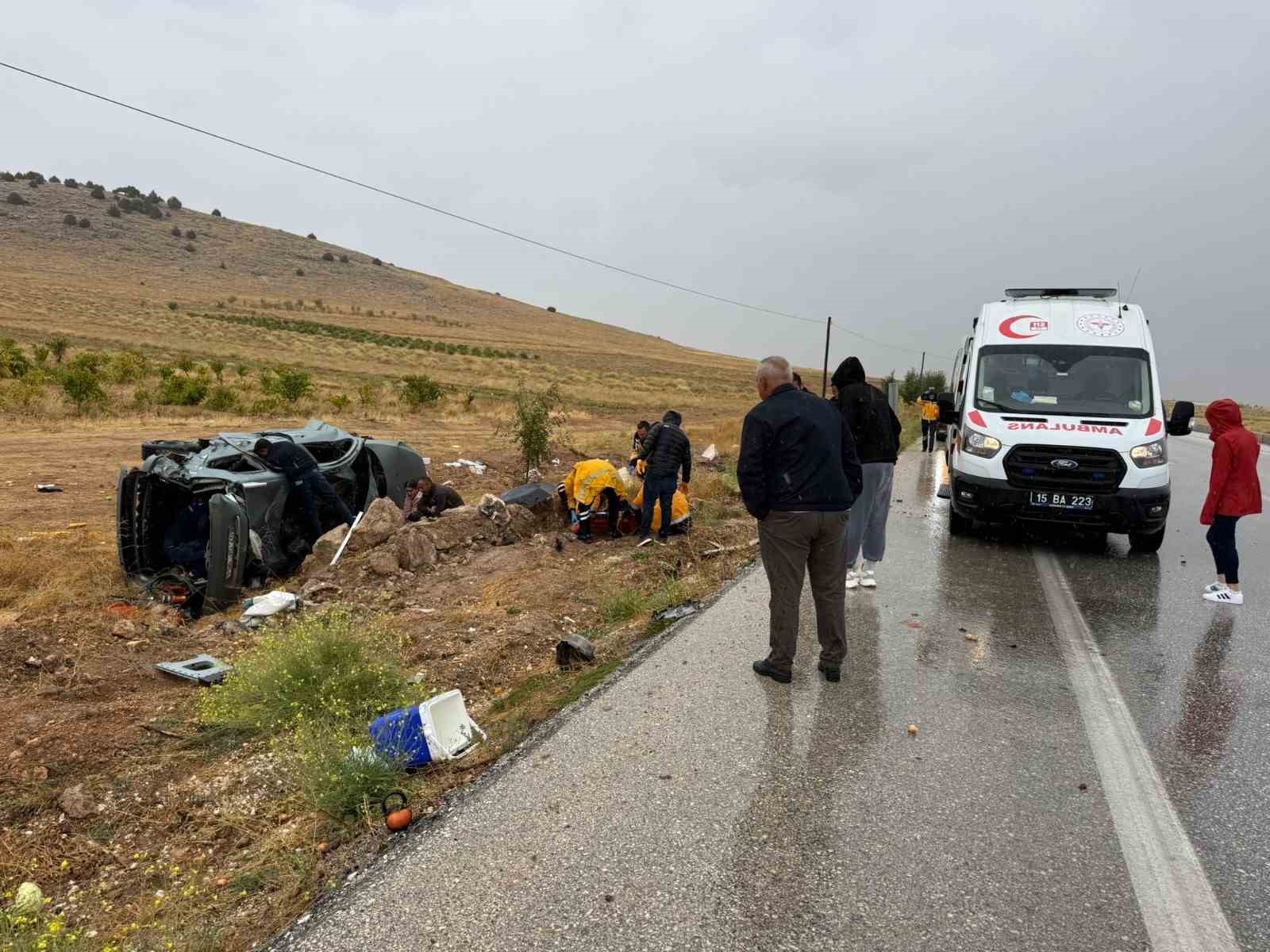 Aynı g&uuml;n i&ccedil;inde yaşanan &uuml;&ccedil; kaza nedeniyle &ccedil;ileden &ccedil;ıkan başkan, karayollarına tepki g&ouml;sterdi
