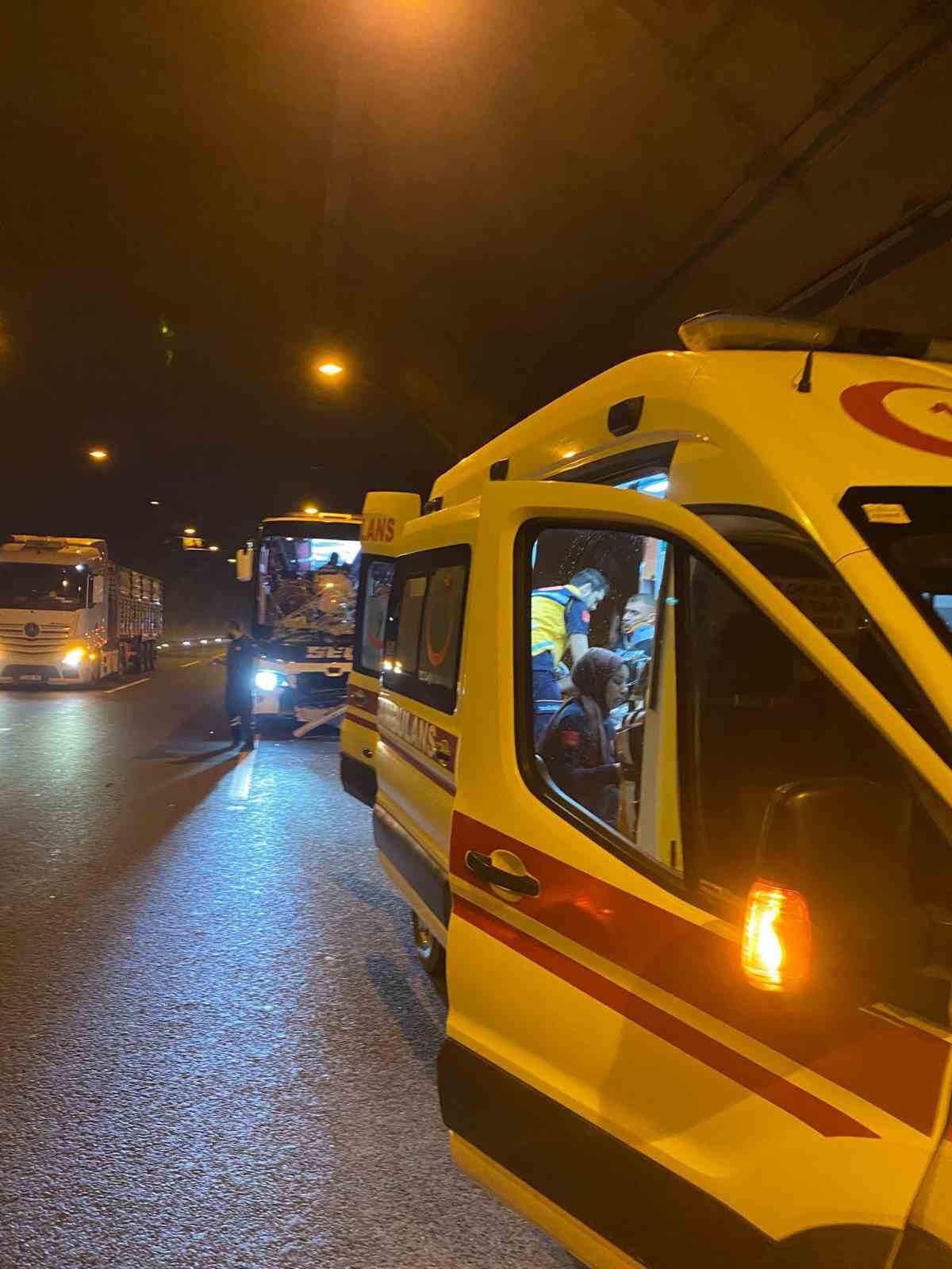 Osmaniye’de yolcu otobüsü tıra çarptı: 8 kişi yaralandı