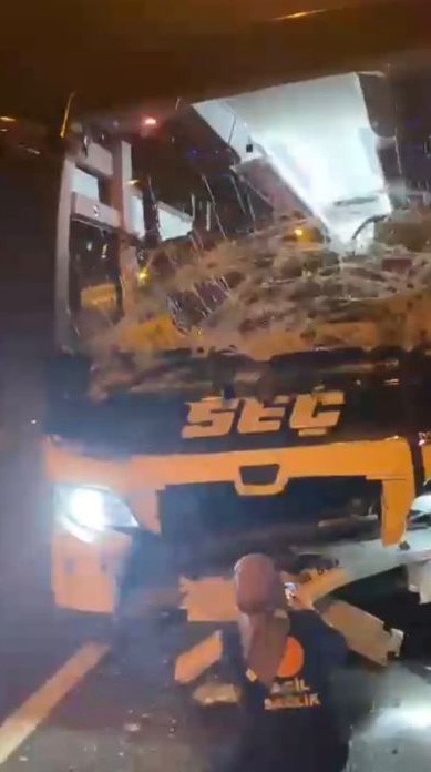 Osmaniye&rsquo;de yolcu otob&uuml;s&uuml; tıra &ccedil;arptı: 8 kişi yaralandı
