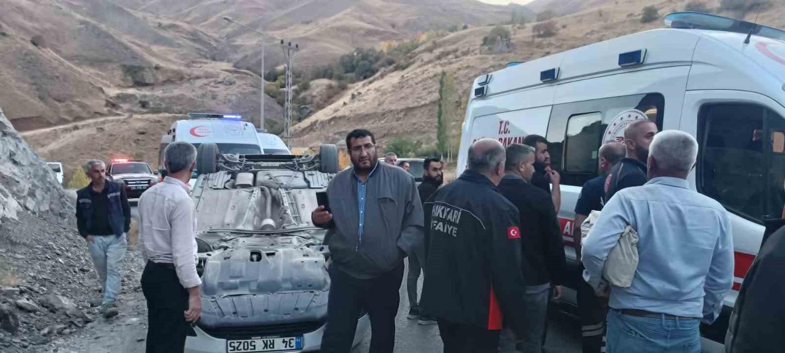 Hakkari’de kontrolden çıkan otomobil takla attı: 3 yaralı