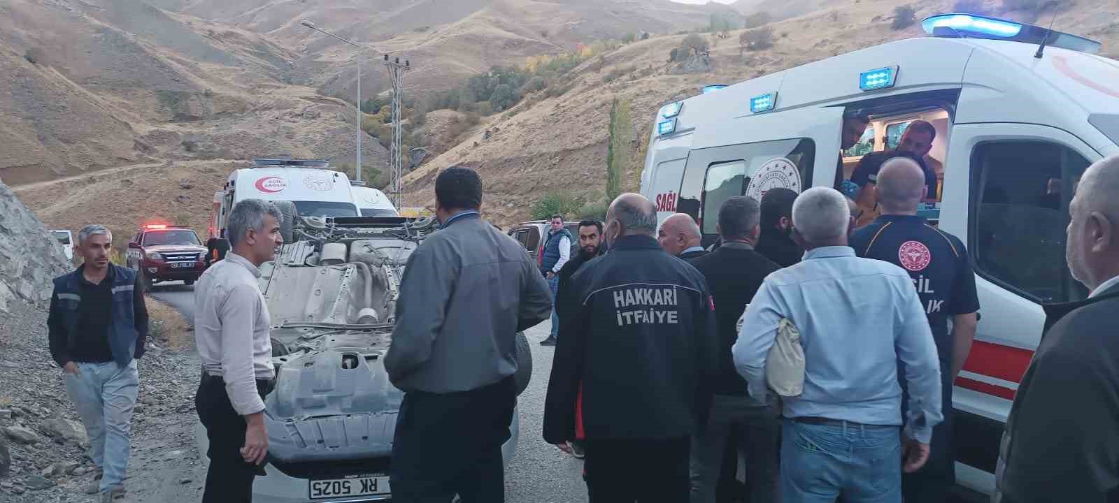 Hakkari&rsquo;de kontrolden &ccedil;ıkan otomobil takla attı: 3 yaralı
