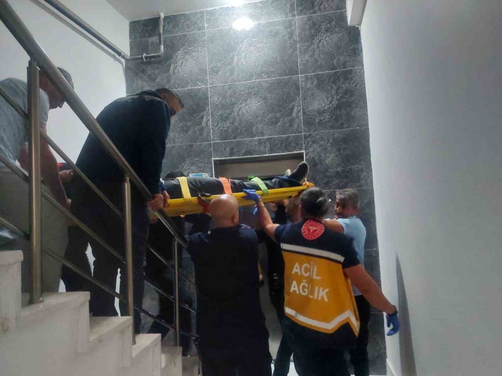 Karaman’da bir kat aşağıya düşen asansördeki şahıs yaralandı