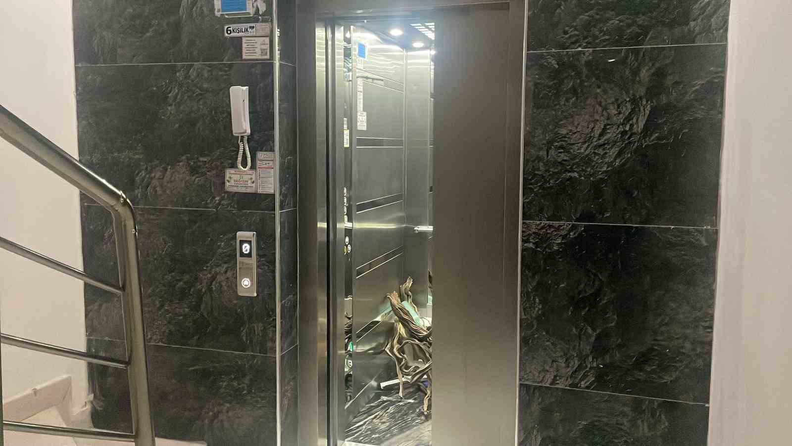 Karaman&rsquo;da bir kat aşağıya d&uuml;şen asans&ouml;rdeki şahıs yaralandı
