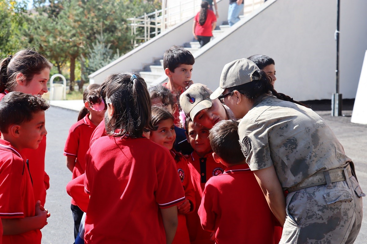 K&ouml;y okuluna jandarmadan Atat&uuml;rk k&ouml;şesi
