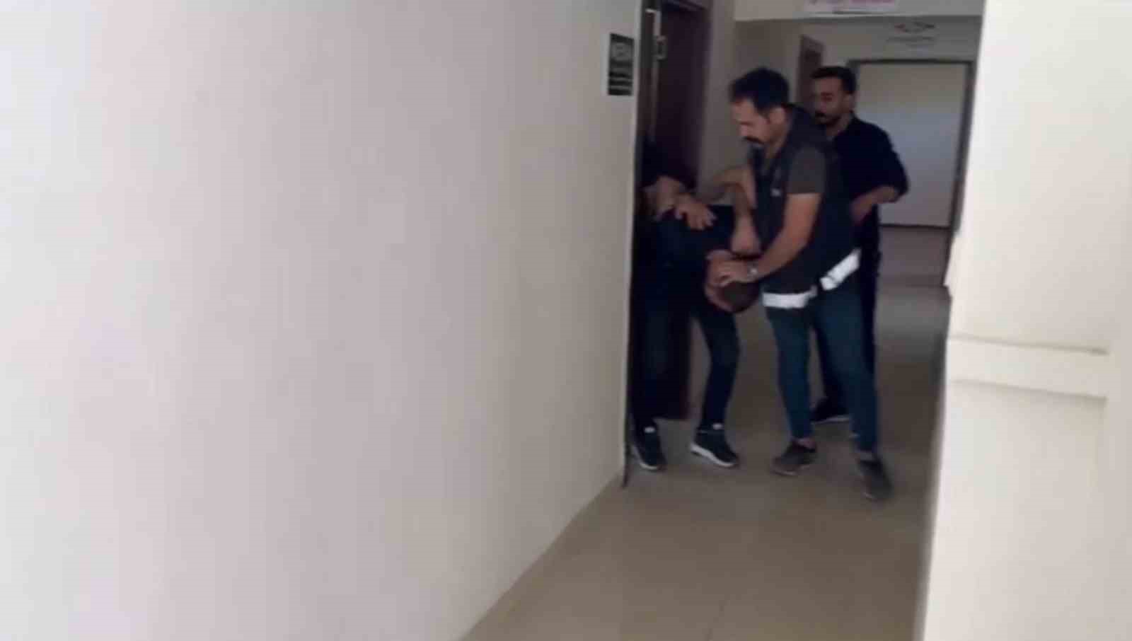 Kapıyı kilitleyerek polisten ka&ccedil;maya &ccedil;alışan hırsızı, polis ekipleri vin&ccedil;le camdan iş yerine girerek yakaladı
