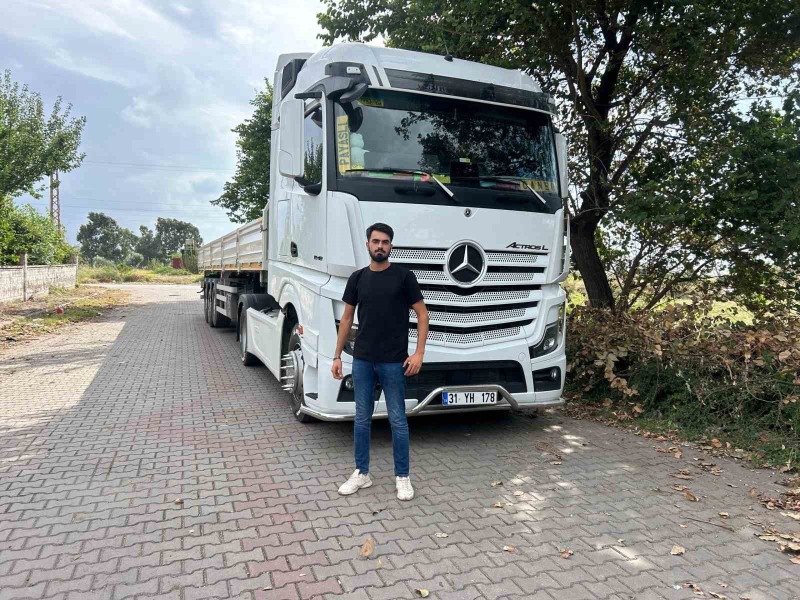 Tır şoförü ve eşi, evlatlarının cinsiyetini tırlarla düzenlenen partide öğrendi