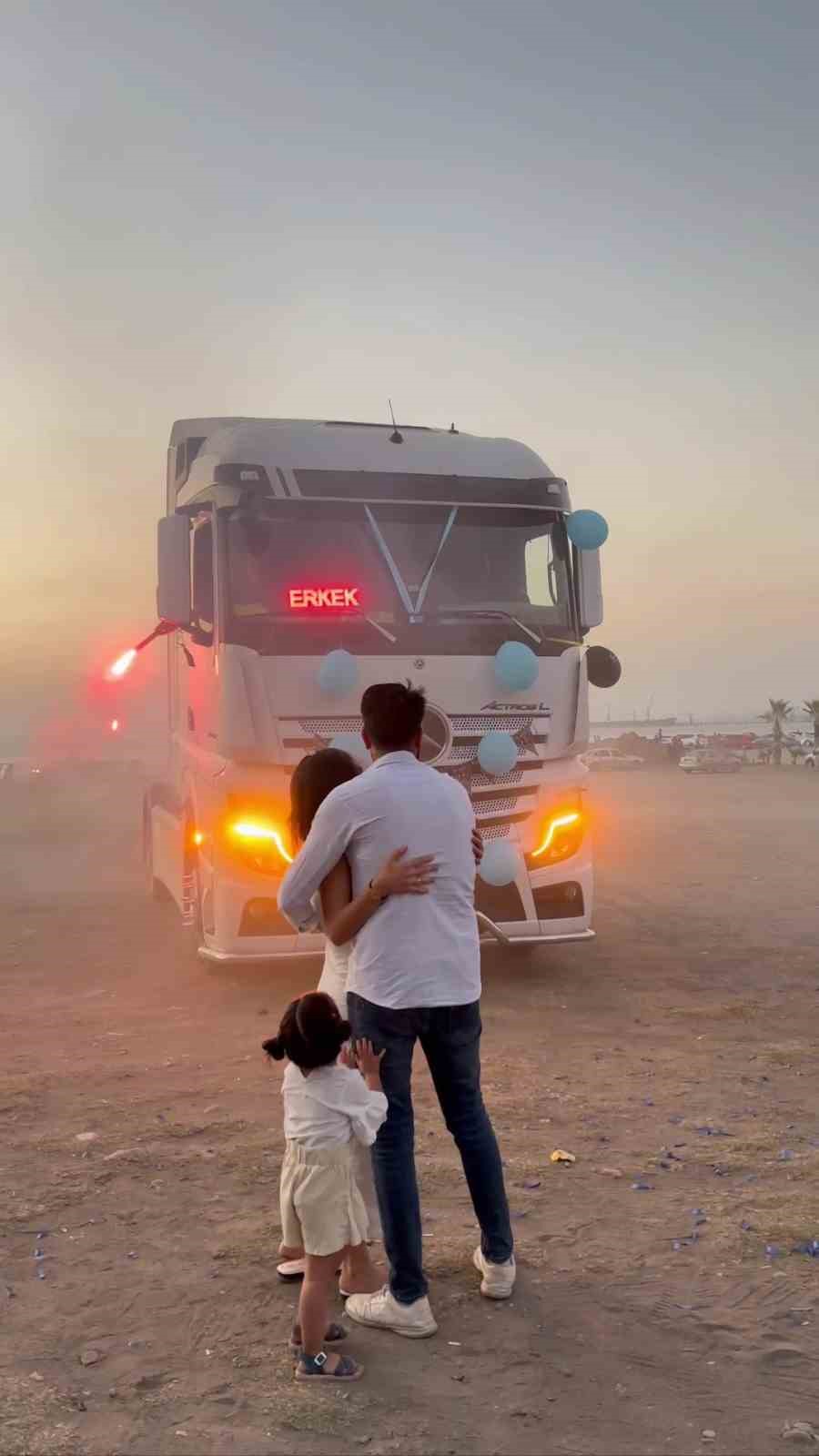 Tır şof&ouml;r&uuml; ve eşi, evlatlarının cinsiyetini tırlarla d&uuml;zenlenen partide &ouml;ğrendi
