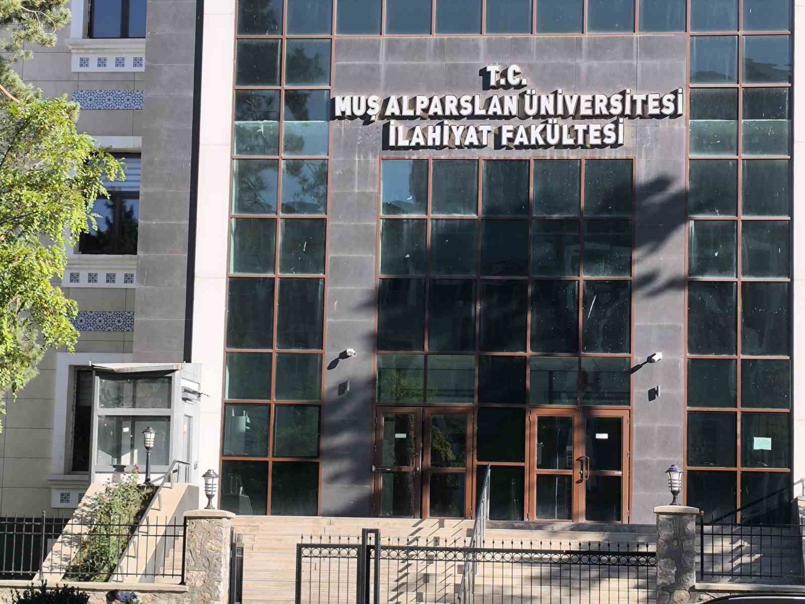 Muş Alparslan Üniversitesi’nde engelli vatandaşlardan "çalışmayan asansör" tepkisi