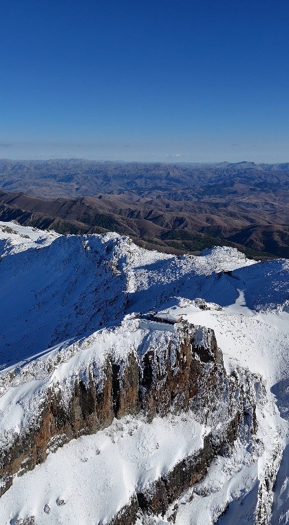 Kırklar Dağı&rsquo;nda doğa ş&ouml;leni: Bir yanında kar, bir yanında sonbahar
