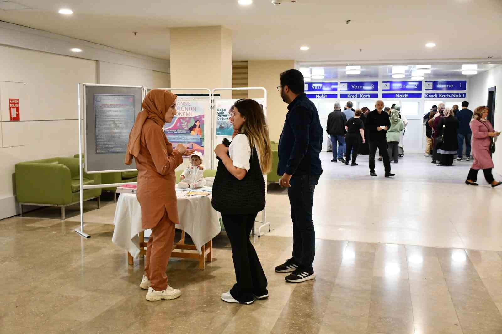 &Uuml;niversitede anne s&uuml;t&uuml;n&uuml;n &ouml;nemi anlatıldı
