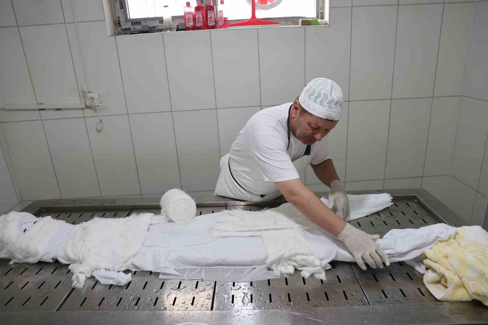 19 yıllık gassal, cenazenin nasıl yıkanacağını uygulamalı olarak anlattı
