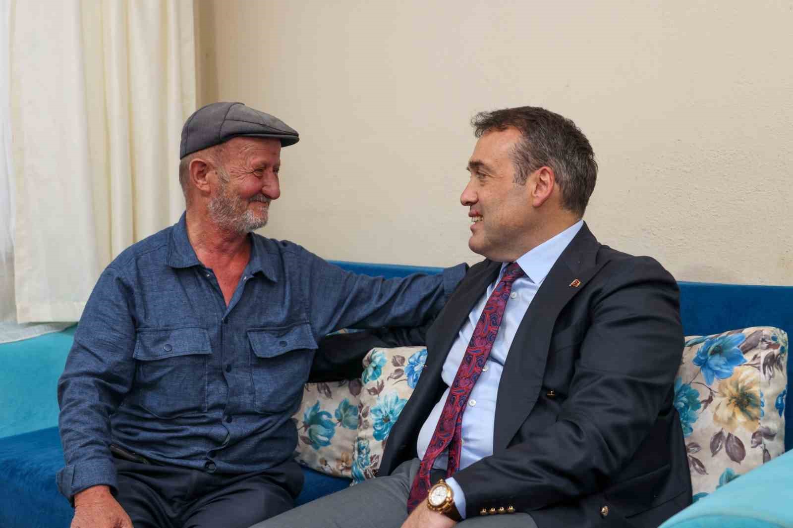 96 yaşındaki Fatma teyze Vali S&ouml;zer&rsquo;i evinde ağırladı
